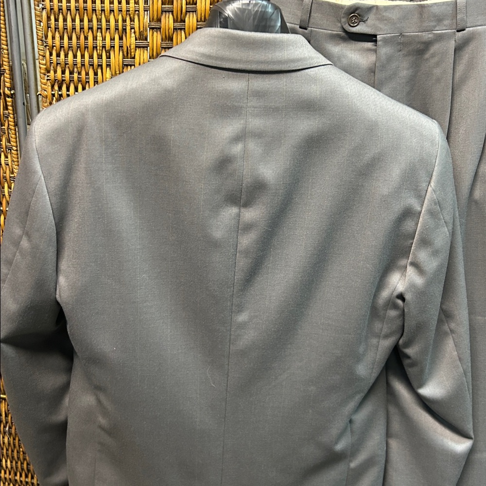 9932 Men's Gray Suit Dillards Size 39R Coat 32 Pants Yves Saint Laurent - Picture 9 of 15